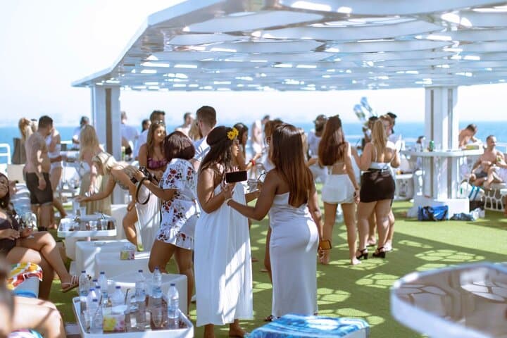 Dubai Frame & Lotus Mega Yacht Dinner Cruise Combo — Skydeck Views and Luxury Coastal Cruise photo 4