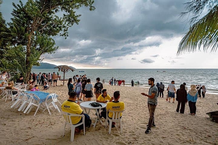 Penang Nature Escape: Penang Hill Views, Kek Lok Si & Batu Ferringhi Beach photo 4