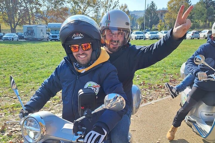 Langhe Electric Vespa Tour: Barolo Wineries & Lunch in La Morra