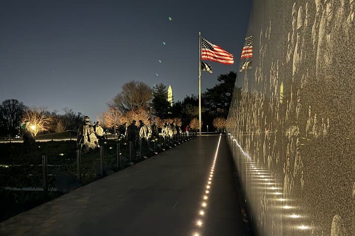 Private Monuments at Night: Washington DC After-Dark Guided Tour
