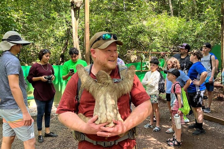 Private Sloth & Monkey Park Tour in Roatán: Wildlife, Chocolate & Rum Tasting