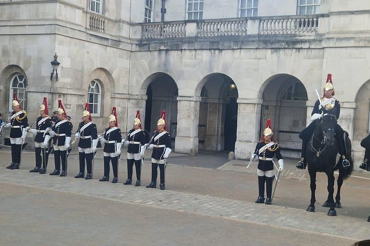 London Private Guided Taxi Tour — Classic Black Cab Sightseeing in Central London photo 3