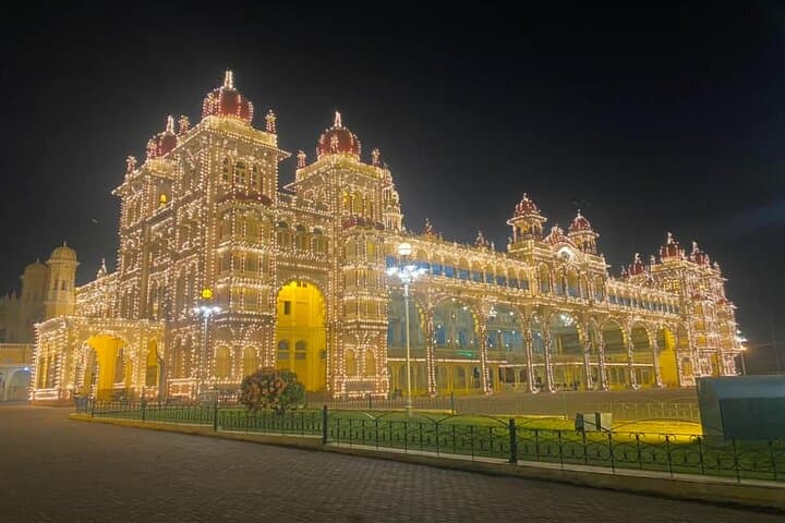 Mysore Day Trip: Private Guided Tour to Mysuru Palace and Chamundi Hill photo 4