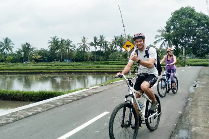 Lombok Easy Biking Tour: Suranadi Rice Fields, Springs & Lingsar Market photo 4