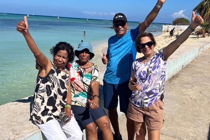 Private Montego Bay Customized Tour: Doctor's Cave, Rum & Rose Hall History