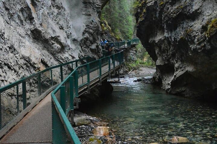 One-Day Banff Circuit: Lake Louise, Moraine (or Emerald), Johnston Canyon & Banff Town photo 5