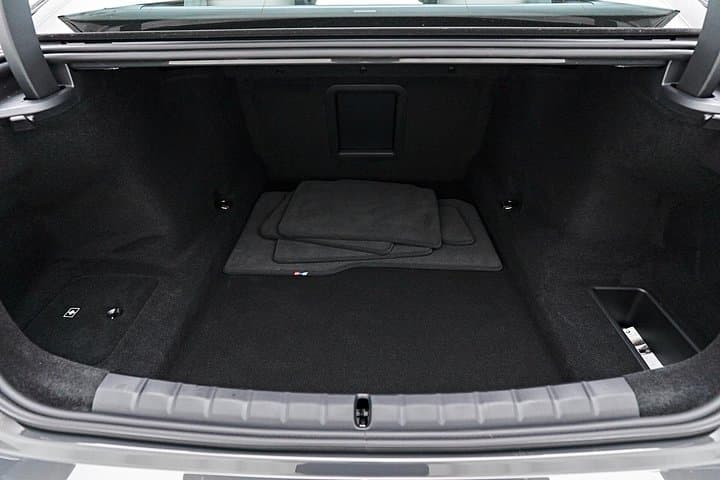 Manhattan to LaGuardia: Luxury Sedan Private Transfer (BMW 7 Series) photo 2