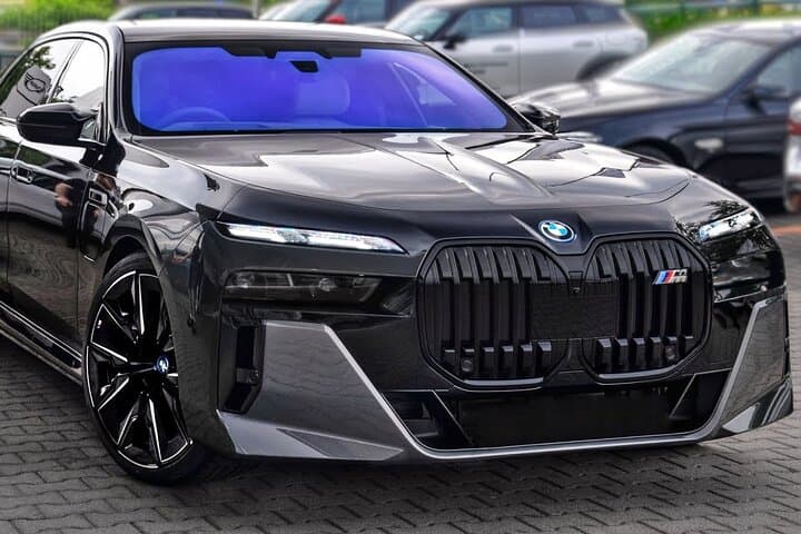 Private Sedan Transfer from JFK to Manhattan in a Luxury BMW 7 Series photo 1