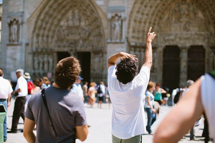 Explore Paris by Bike: Seine Riversides, Eiffel Views & Marais Streets photo 3