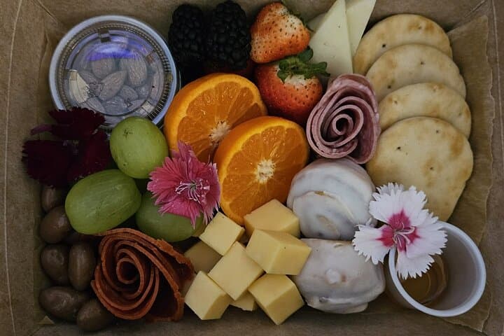 Floating Private Picnic on Condado Lagoon: Romantic 1‑Hour Charcuterie & Prosecco photo 3