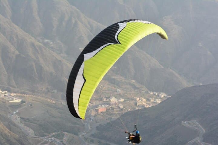 Tandem Paragliding Over the Asir Mountains: Abha's High-Altitude Flight photo 4