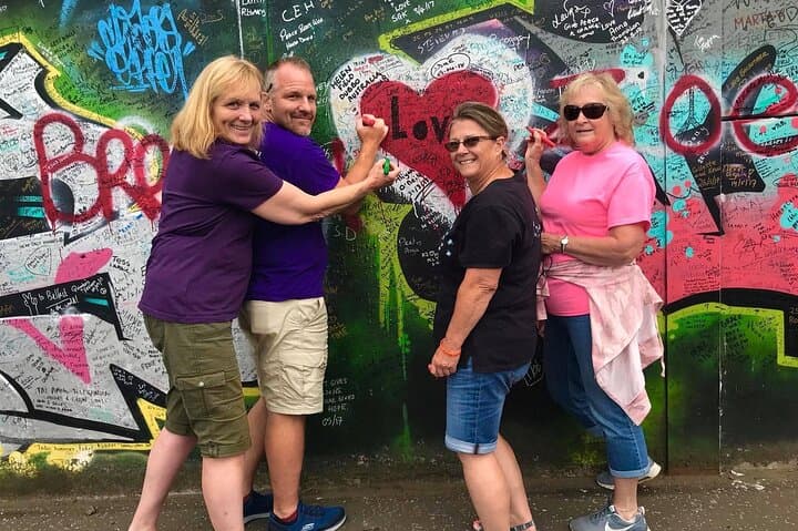 Belfast Black Taxi Tour: Troubles, Murals & Peace Walls Private Experience