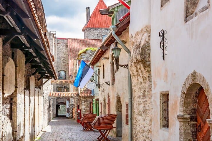 Tallinn Private Old Town Walking Tour: Toompea, Town Hall & Hidden Gems
