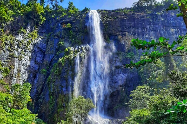 Diyaluma Falls Day Hike and Natural Pool Swim from Ella
