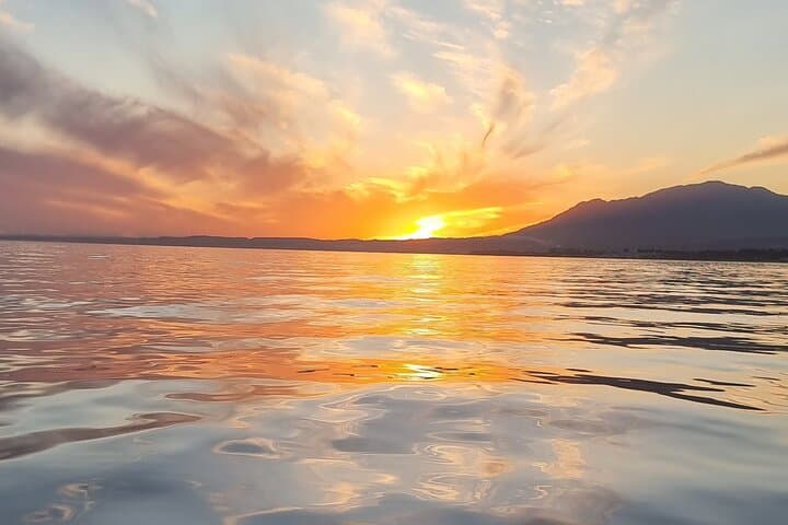 Sunset Sail in Marbella: Puerto Banús Evening Cruise with Drinks & Snacks