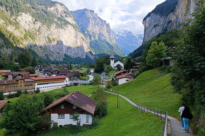 Interlaken Full-Day Private Highlights Tour: Lauterbrunnen, Mürren & Lake Brienz photo 3