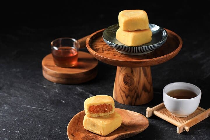 Taipei Pineapple Cake DIY & Street Food Walking Tour — Longshan, Dihua, Raohe