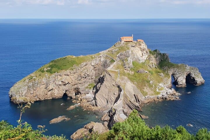 From Biarritz to Dragonstone: Bilbao, Guggenheim & Gaztelugatxe Day Trip photo 4
