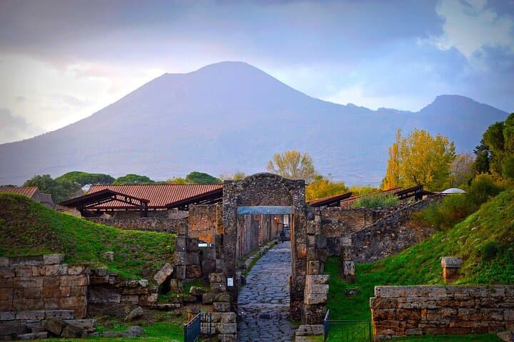 Pompeii and Mount Vesuvius Day Trip from Rome — Guided Tour with Lunch