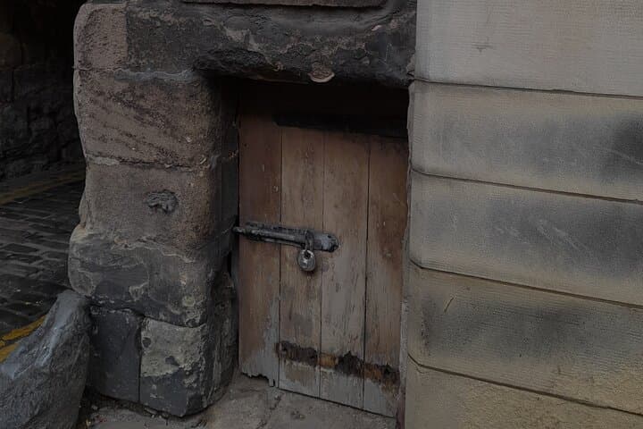 Private Dark History Tour: Eerie Edinburgh — Ghost Walk Through Old Town Closes photo 6
