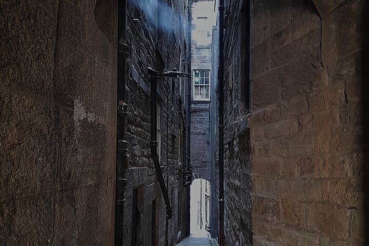 Private Dark History Tour: Eerie Edinburgh — Ghost Walk Through Old Town Closes photo 2