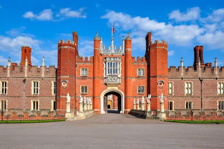 Hampton Court Palace Private Tour from London — Tudor Chambers, Great Vine & Gardens