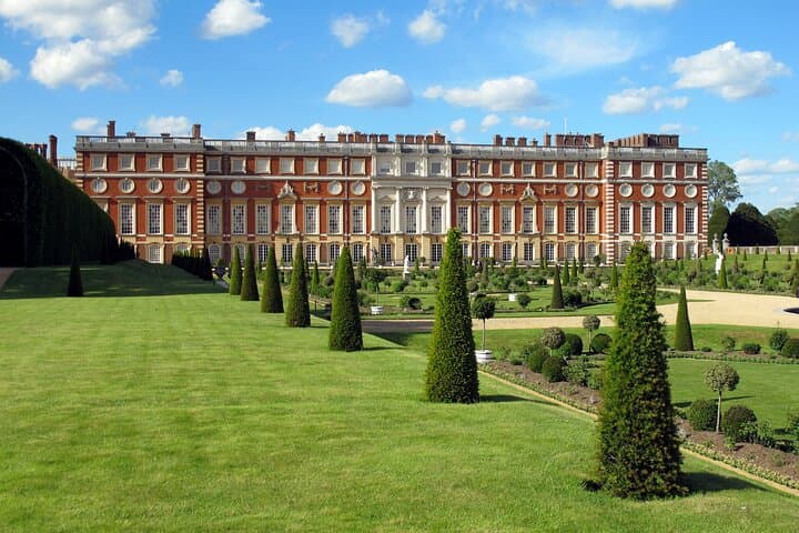 Hampton Court Palace Private Tour from London — Tudor Chambers, Great Vine & Gardens photo 3