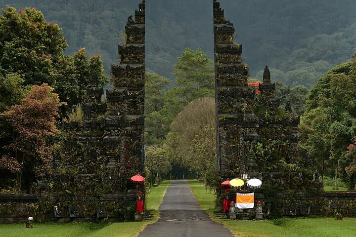 Full-Day Bali North West Tour: Banyumala Waterfall, Handara Gate & Ulun Danu photo 2
