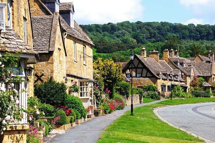 Cotswolds Countryside Coach Tour: Burford, Stow-on-the-Wold & Bourton-on-the-Water with Lunch