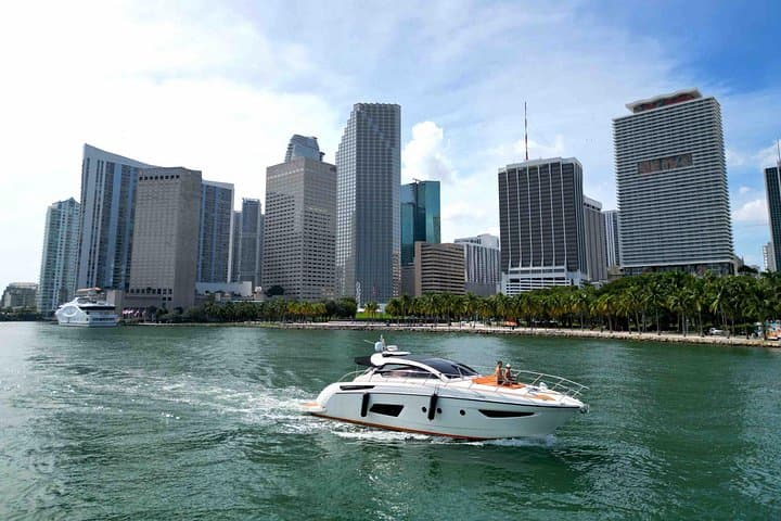 52-Foot Azimut Yacht Charter in Miami — Biscayne Bay Luxury Cruise photo 2