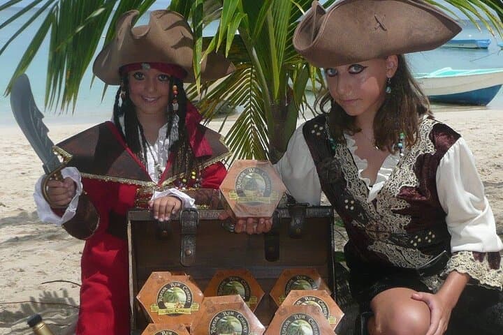 Roatan Island Private Tour: West End Markets, Chocolate & Rum Tasting (4-hour) photo 2