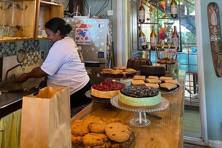 Roatan Island Private Tour: West End Markets, Chocolate & Rum Tasting (4-hour) photo 5