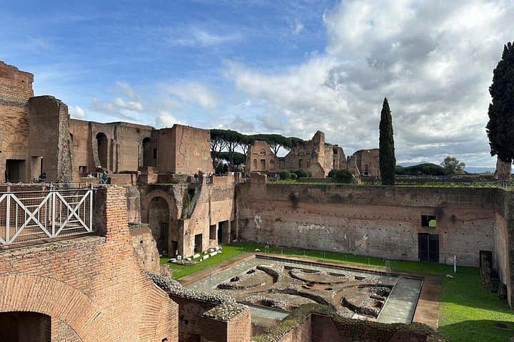 Private Ancient Rome Tour: Domus Tiberiana, Palatine Hill & Roman Forum photo 2