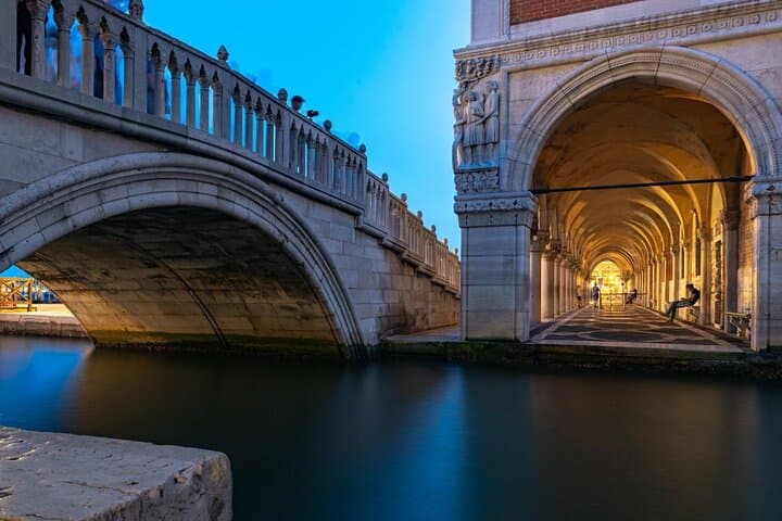 Sunset Gondola Ride in Venice: Shared 25-Minute Grand Canal Experience photo 2