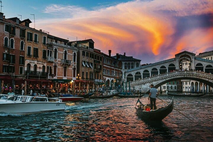 Sunset Gondola Ride in Venice: Shared 25-Minute Grand Canal Experience