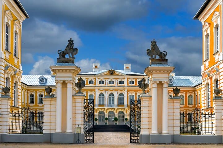 Rundale Palace & Bauska Castle: Private Day Tour from Riga