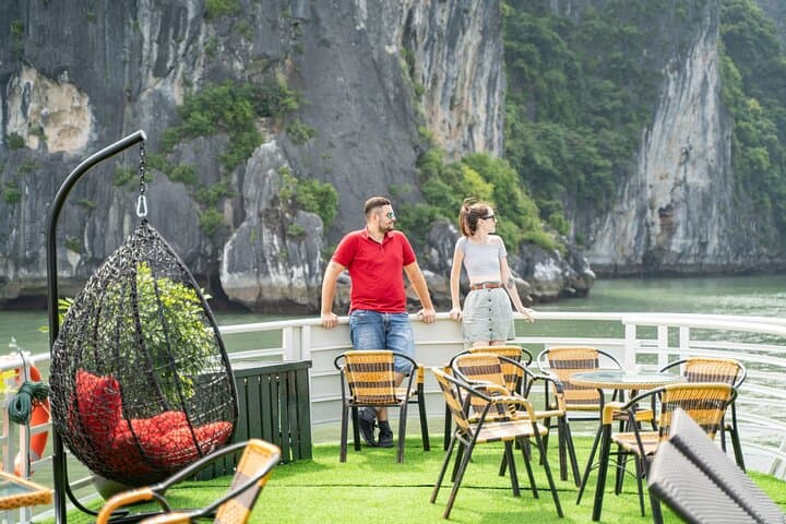 Full-Day Cong Cruise in Ha Long Bay: Caves, Kayaks & Sunset on Ti Top photo 3