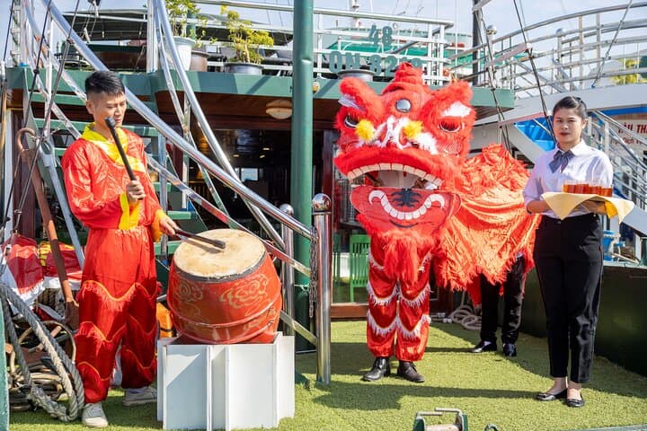 Full-Day Cong Cruise in Ha Long Bay: Caves, Kayaks & Sunset on Ti Top photo 5