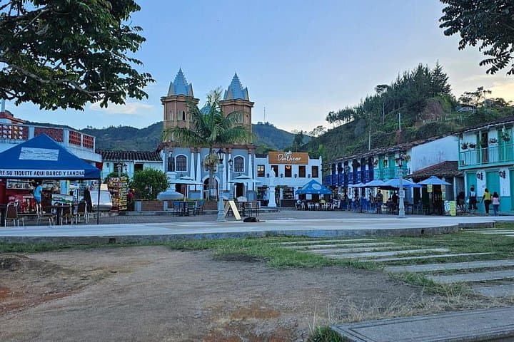 Day Trip to Guatapé and Peñol: Dam Boat Tour from Medellín photo 4
