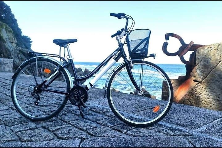San Sebastián Bike Tour: Ride La Concha with Pintxo and Drink