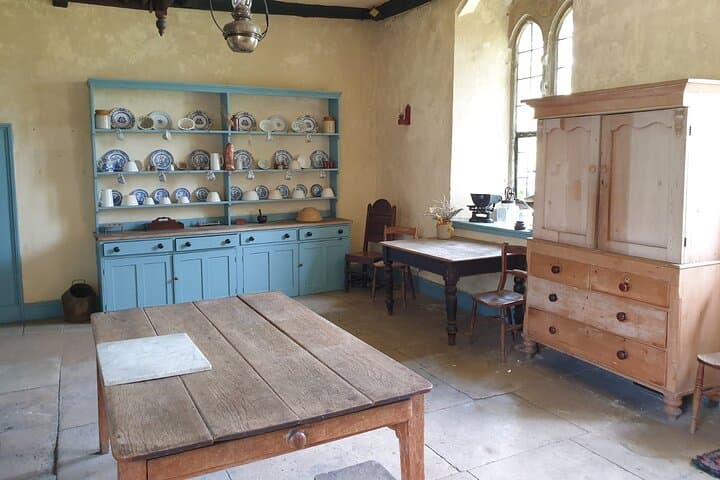 Downton Abbey Filming Locations Day Tour from Oxford — Private Cotswolds Drive photo 3