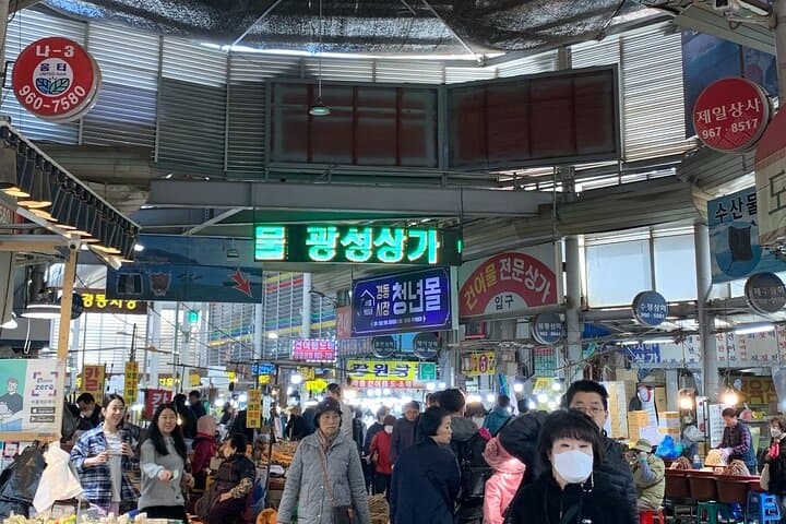 Seoul Market to Stream Walk: Gyeongdong Market, Retro Theater Starbucks & Cheonggyecheon Chicken & Beer photo 4