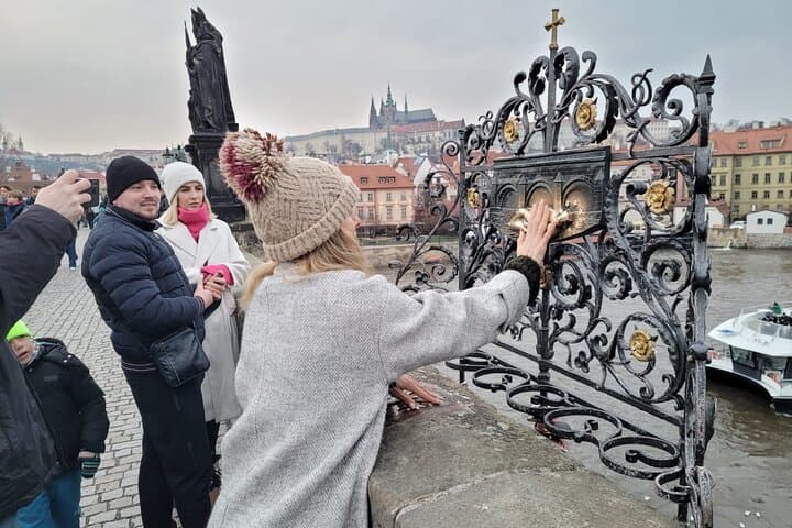 Interactive Charles Bridge Quiz Walk: Prague Sightseeing Game photo 2