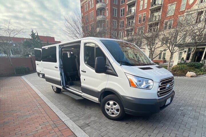 Private DCA Airport Transfer: Round-Trip Service Between Reagan National and Downtown Washington DC