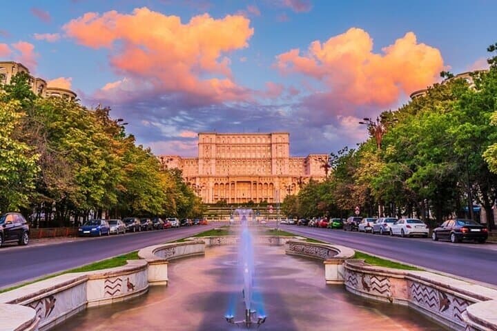 Bucharest Street Art Walking Tour: Graffiti Walls, Bookshops & Coffee Culture