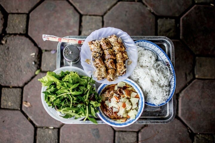 Hanoi Vegan Street Food Tour & Iconic Train Street Experience photo 2