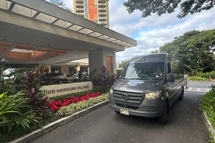 Luxury Private Departure Transfer from Oahu Hotels to Honolulu International Airport (HNL) photo 2