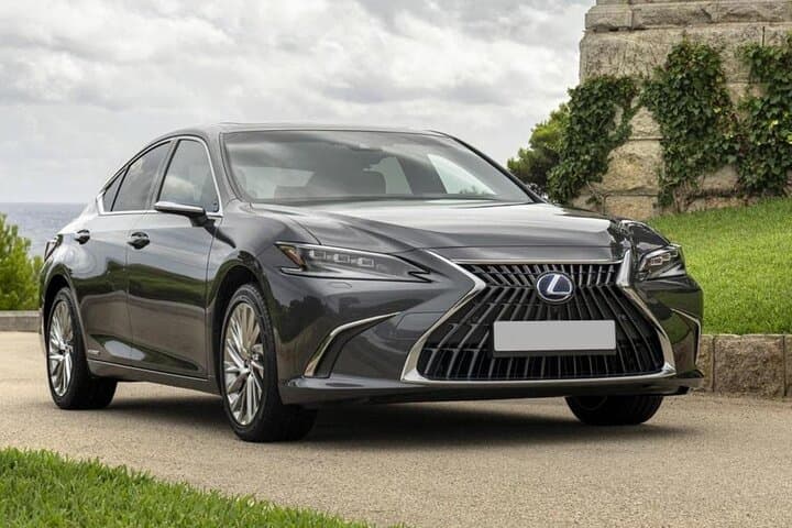 Full-Day Lexus Chauffeur Service in Dubai: Luxury Sedan Hire & Private Driver photo 2