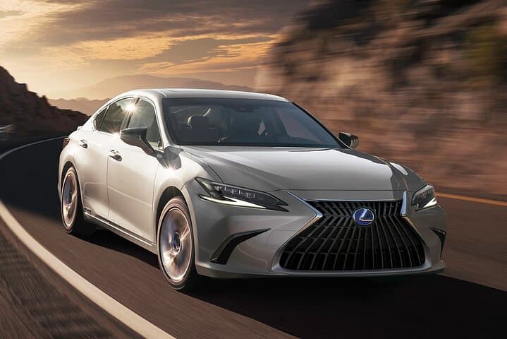 Full-Day Lexus Chauffeur Service in Dubai: Luxury Sedan Hire & Private Driver photo 6