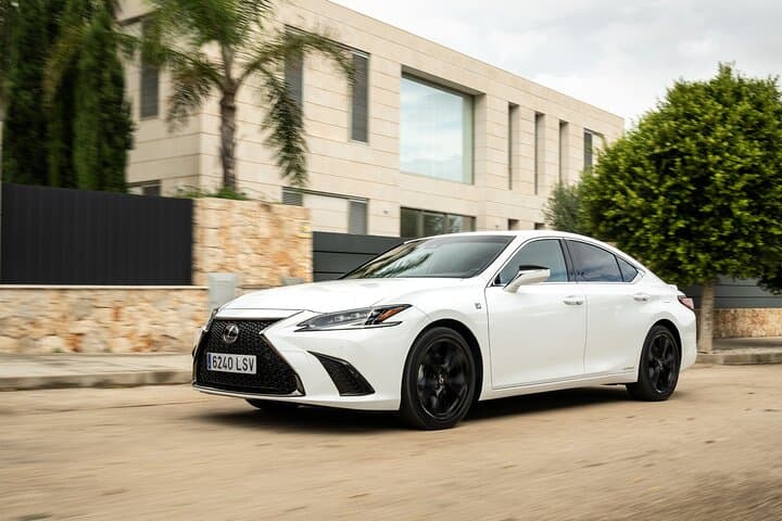Full-Day Lexus Chauffeur Service in Dubai: Luxury Sedan Hire & Private Driver
